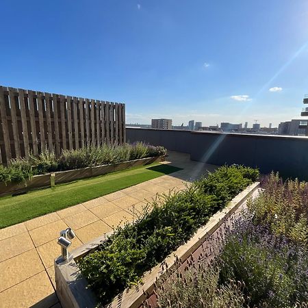 Deluxe Double Bed In Shared Apt Near Canary Wharf, City Airport & O2 Arena With Thames View Londra Esterno foto