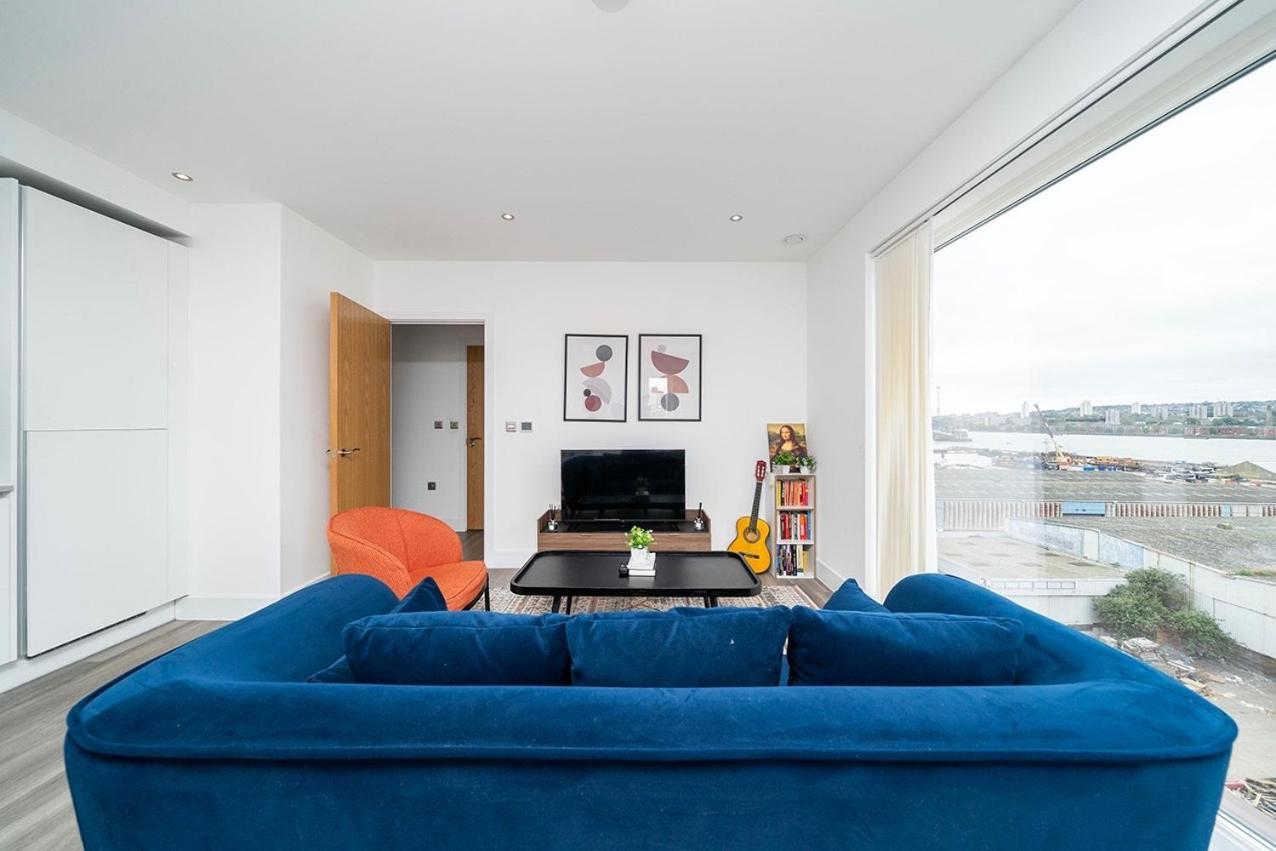 Deluxe Double Bed In Shared Apt Near Canary Wharf, City Airport & O2 Arena With Thames View Londra Esterno foto