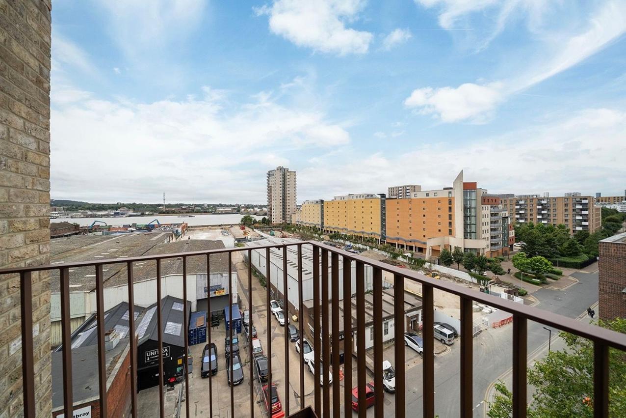Deluxe Double Bed In Shared Apt Near Canary Wharf, City Airport & O2 Arena With Thames View Londra Esterno foto