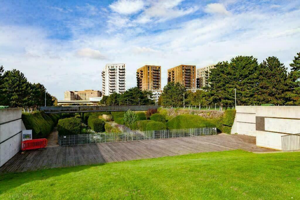 Deluxe Double Bed In Shared Apt Near Canary Wharf, City Airport & O2 Arena With Thames View Londra Esterno foto
