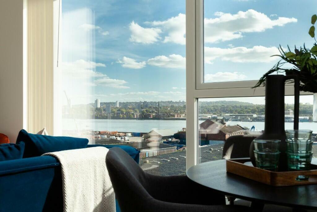 Deluxe Double Bed In Shared Apt Near Canary Wharf, City Airport & O2 Arena With Thames View Londra Esterno foto
