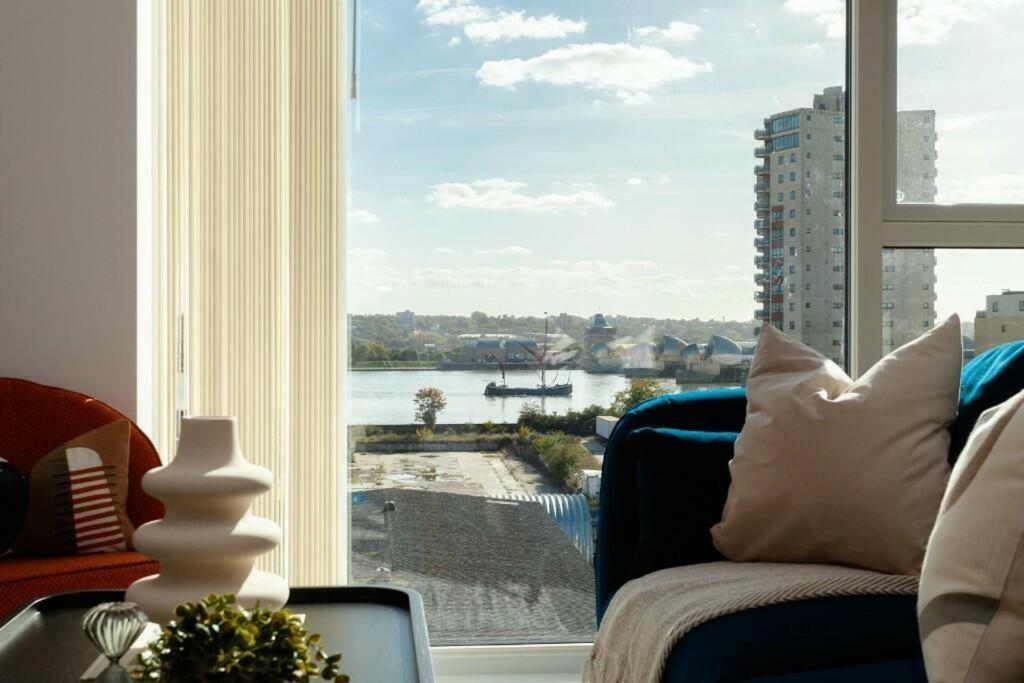 Deluxe Double Bed In Shared Apt Near Canary Wharf, City Airport & O2 Arena With Thames View Londra Esterno foto