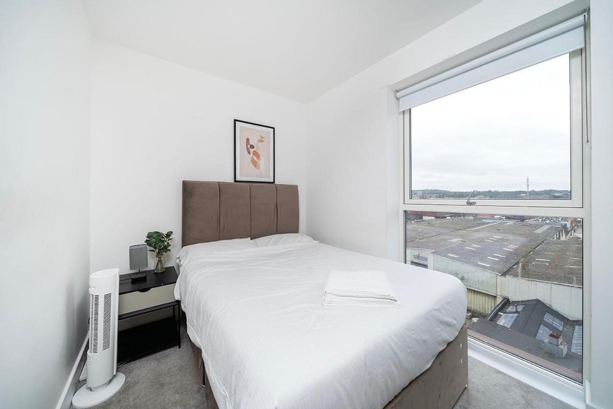 Deluxe Double Bed In Shared Apt Near Canary Wharf, City Airport & O2 Arena With Thames View Londra Esterno foto